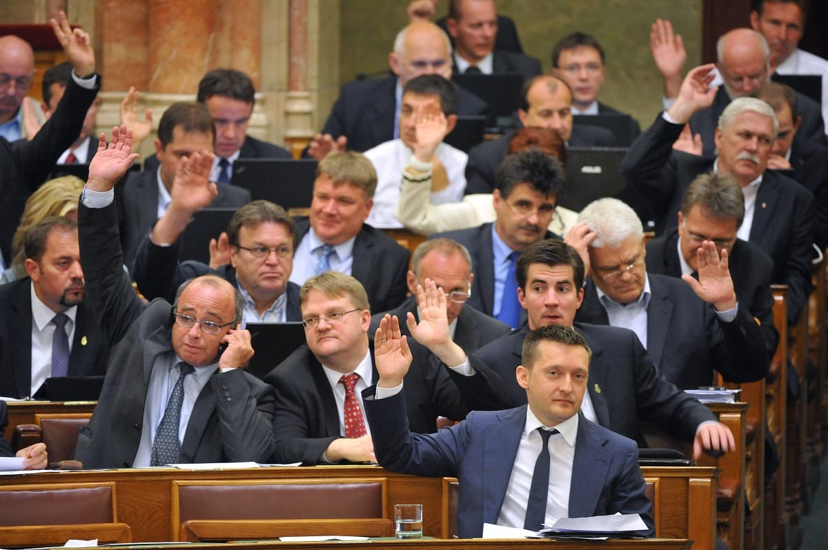 Videó: szolid gólöröm a parlament sorai között