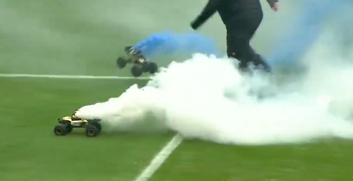 Videón, ahogy füstokádó kisautók lepik el a rostocki Ostseestadiont