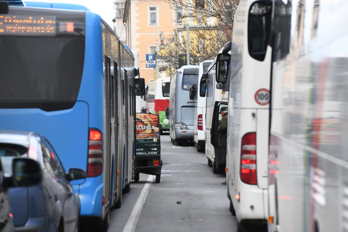 Félelmetes, hogy mennyi káros anyagot lélegezhetünk be egy budapesti buszmegállóban