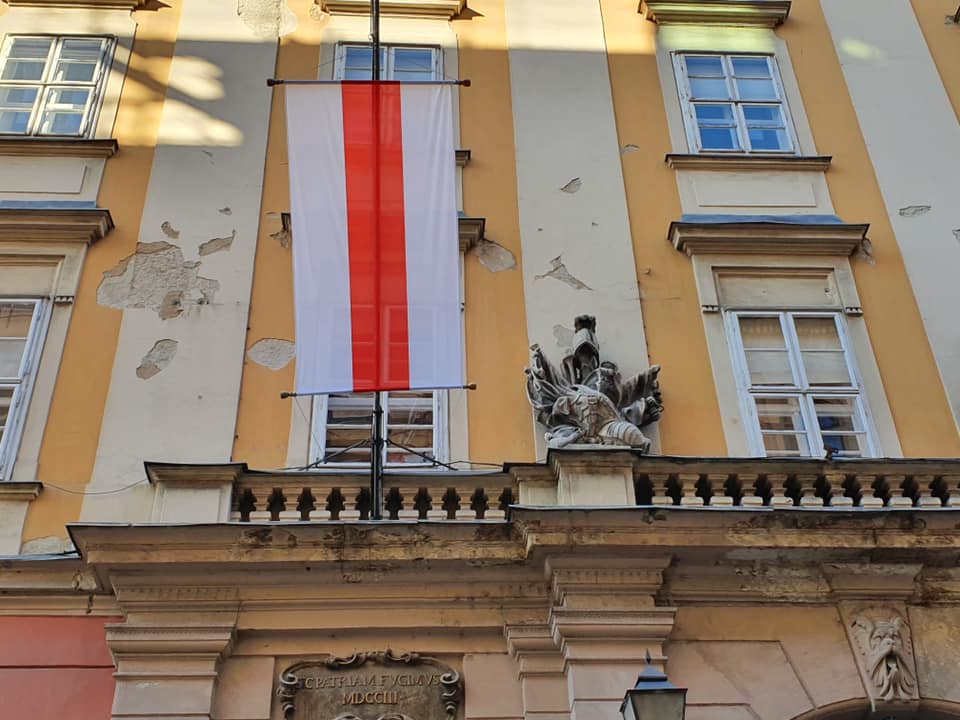 Történelmi belarusz zászló került a budapesti városházára