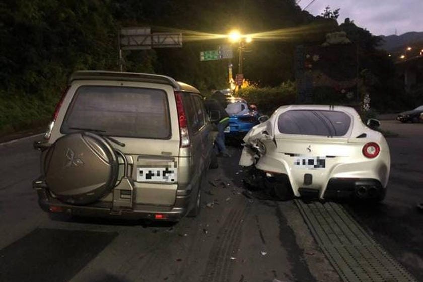 Összedobják a pénzt a sofőrnek, aki összetört három Ferrarit