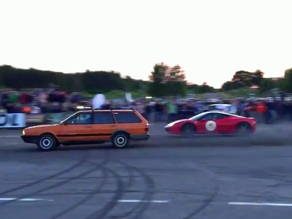 Nem erre számít egy Ferrari, amikor kiáll egy dízel Passat ellen