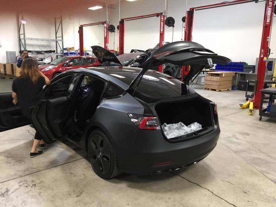 Már képeken is látszik: tényleg futurisztikus lesz a legolcsóbb Tesla belseje