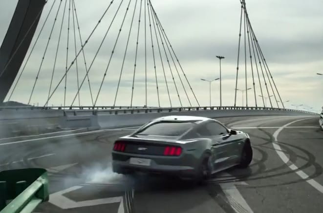 Egymillió emberre tervezett szellemvárosba vittek életet egy Ford Mustanggal - video