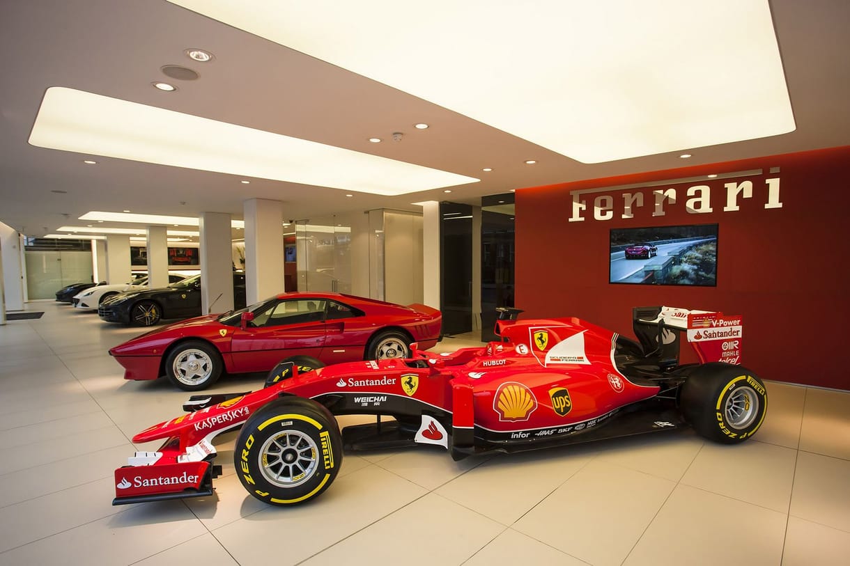 Gyönyörű díjat kapott a világ legjobb Ferrari kereskedése