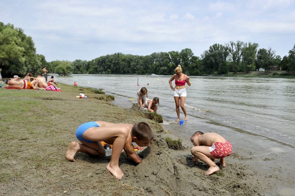 Hét szabadvízi strandnál találtak kifogásolnivalót