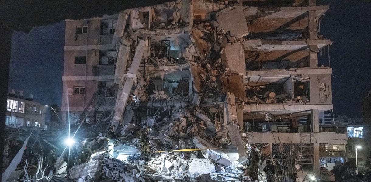 13-ra nőtt a halottak száma Izraelben, az IDF felszólította a reaktorok közelében élő irániakat, hogy hagyják el az otthonukat – élő