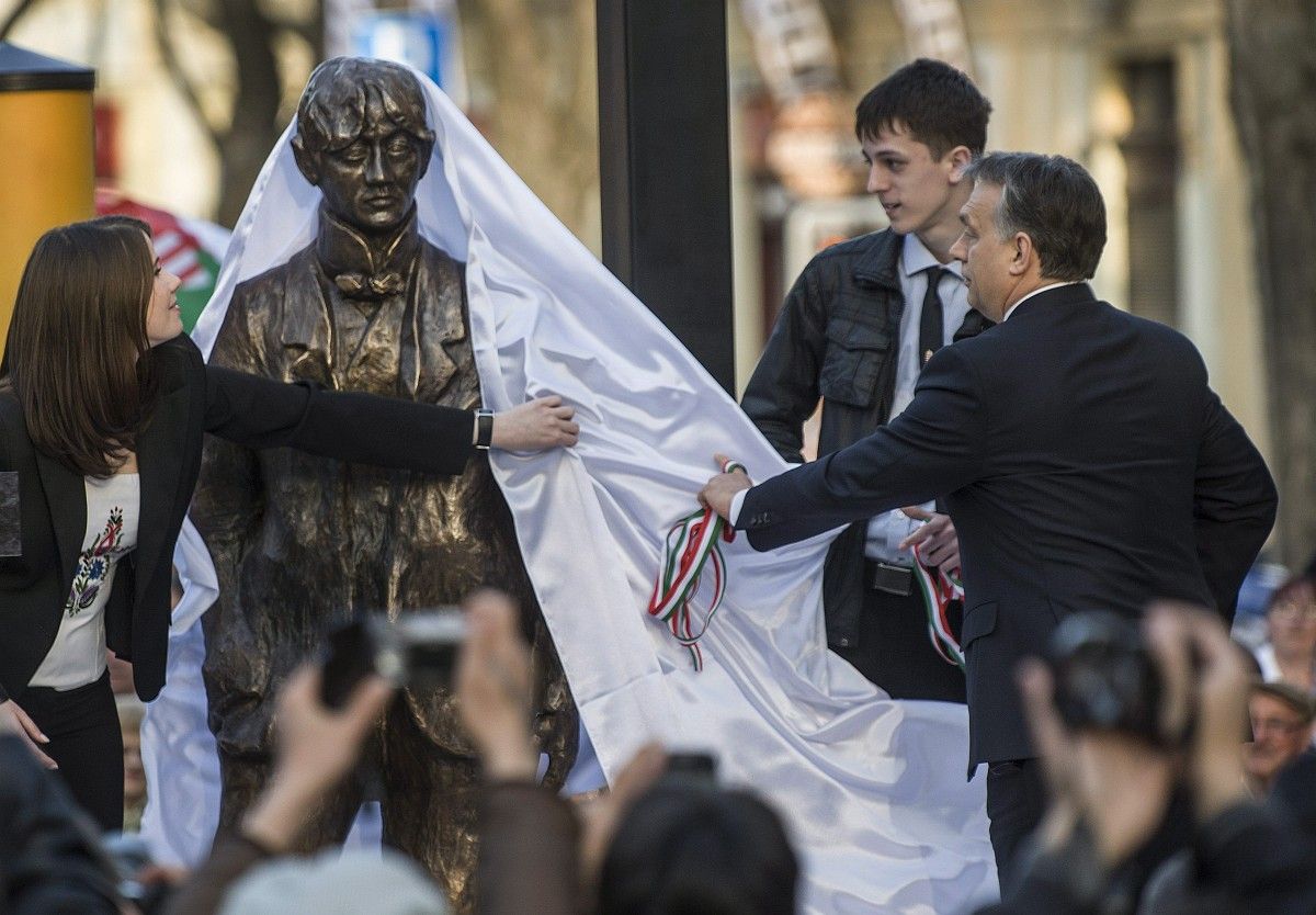 Kosztolányi-szobrot leplezett le Orbán Viktor a határon túl