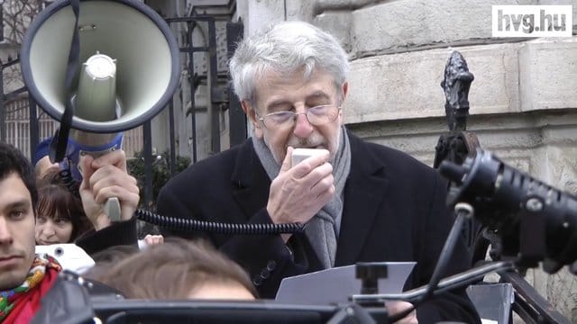 Videó: így köszöntötték a tüntetők a 25 éves Fideszt