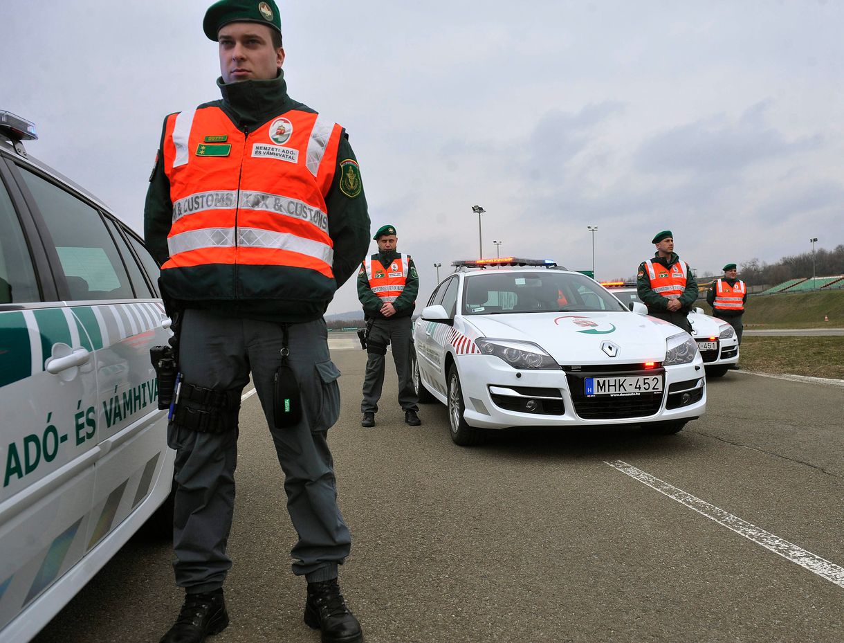 Megpróbálta megvesztegetni a NAV járőreit egy horvát autós az M7-esen