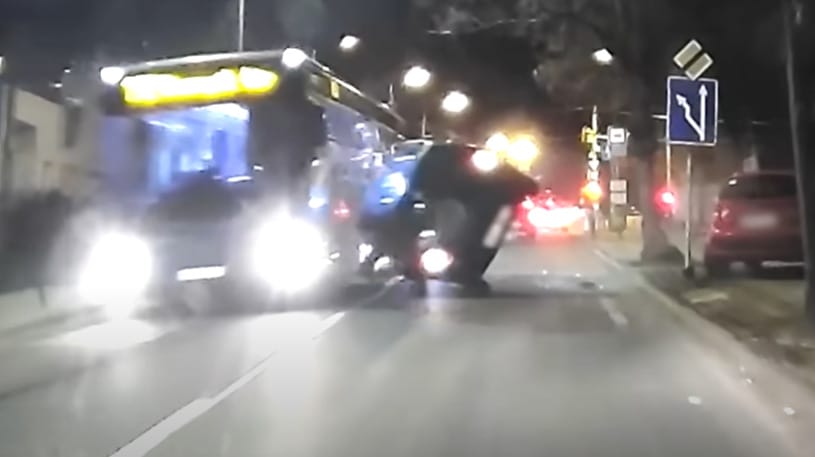 A buszról lepattanva borult oldalára egy autó az Orbánhegyi úton – videó