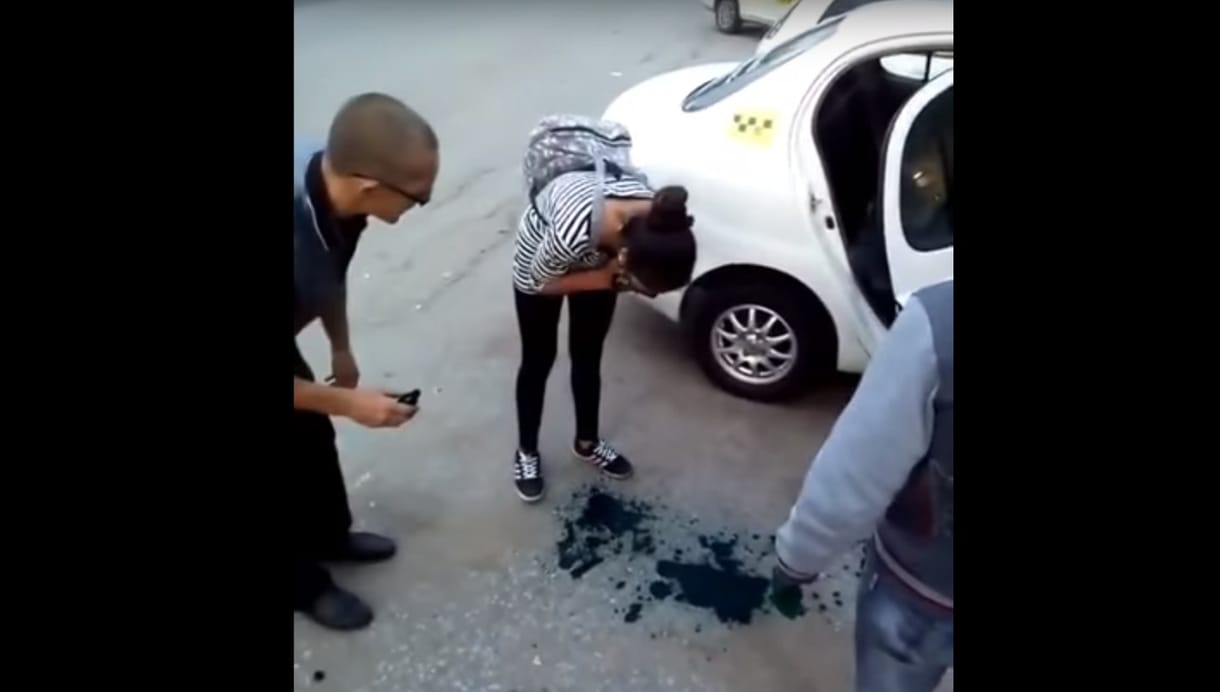 Különös módon alázta nemfizető utasait az orosz taxis, ki is rúgták (videó)