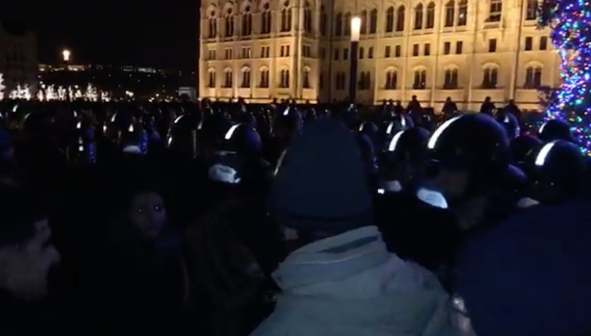 A tüntető szerint ő csak beesett a rendőrsorfal mögé, erre hivatalos személy elleni erőszakkal gyanúsítják