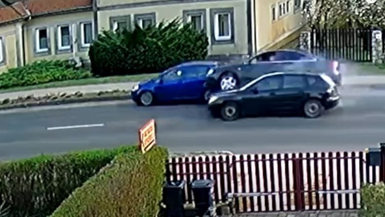 Füstöltek a gumik a fékezéstől, de hiába, csúnya balesetet vettek videóra Vonyarcvashegyen