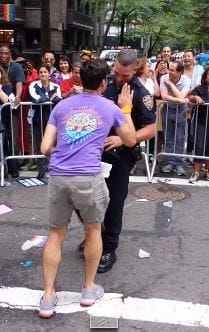 Videó: Táncoló rendőr volt a New York-i Pride legnagyobb sztárja