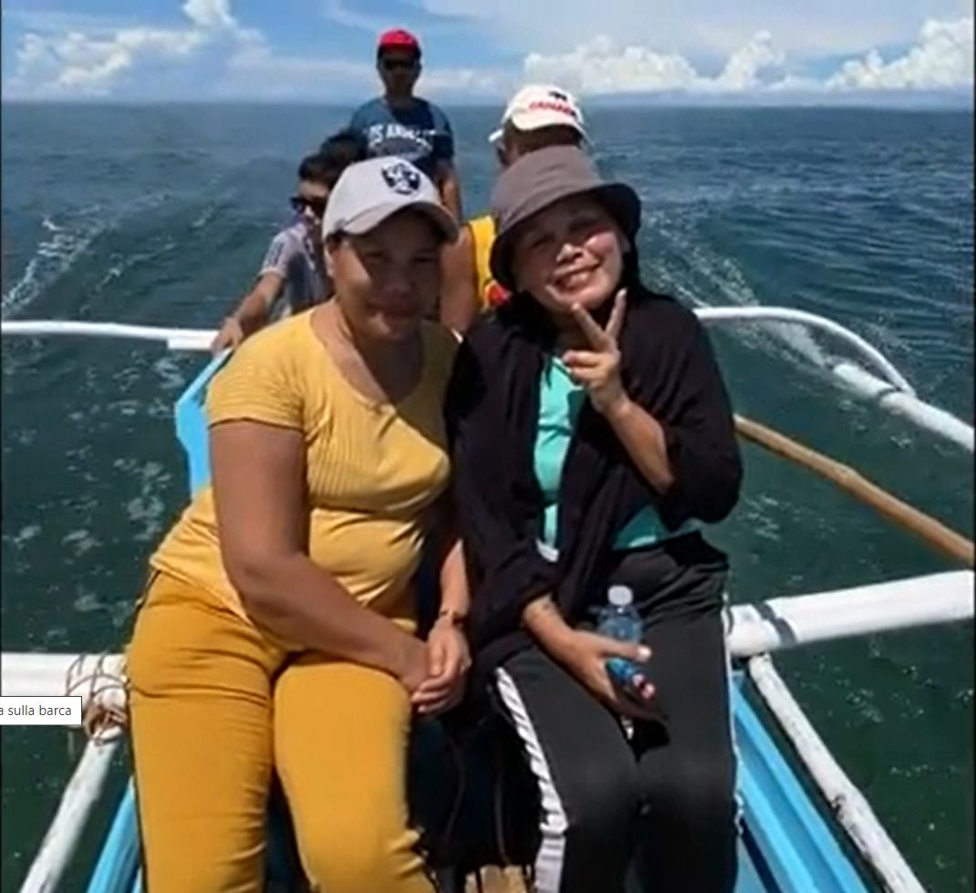 Egy videóhoz pózolt az az óvatlan turista, akinek a telefonját egy 