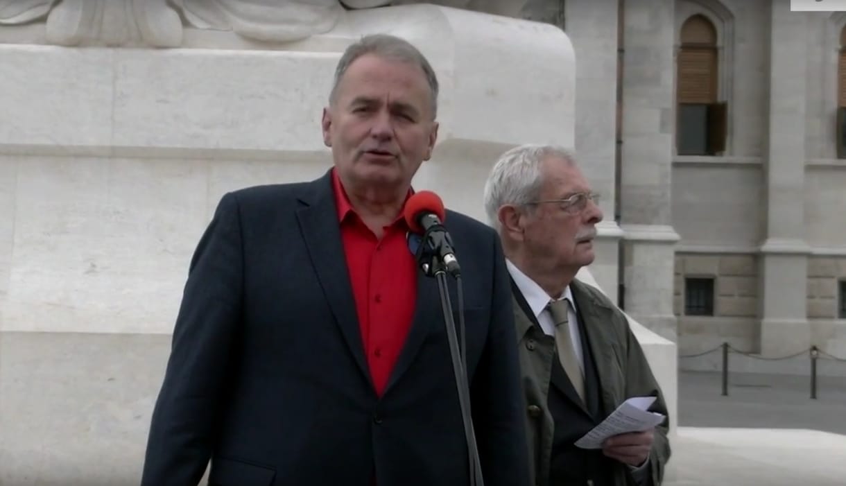 Oroszországért tüntetett Thürmer Gyula, ráborult a díszlet