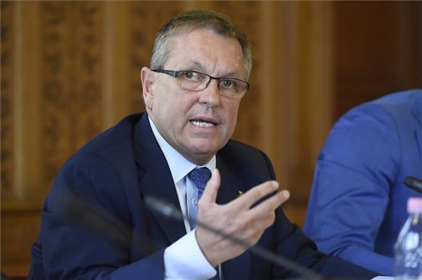 Matolcsy támogatja a civileket, főleg, ha rokonok