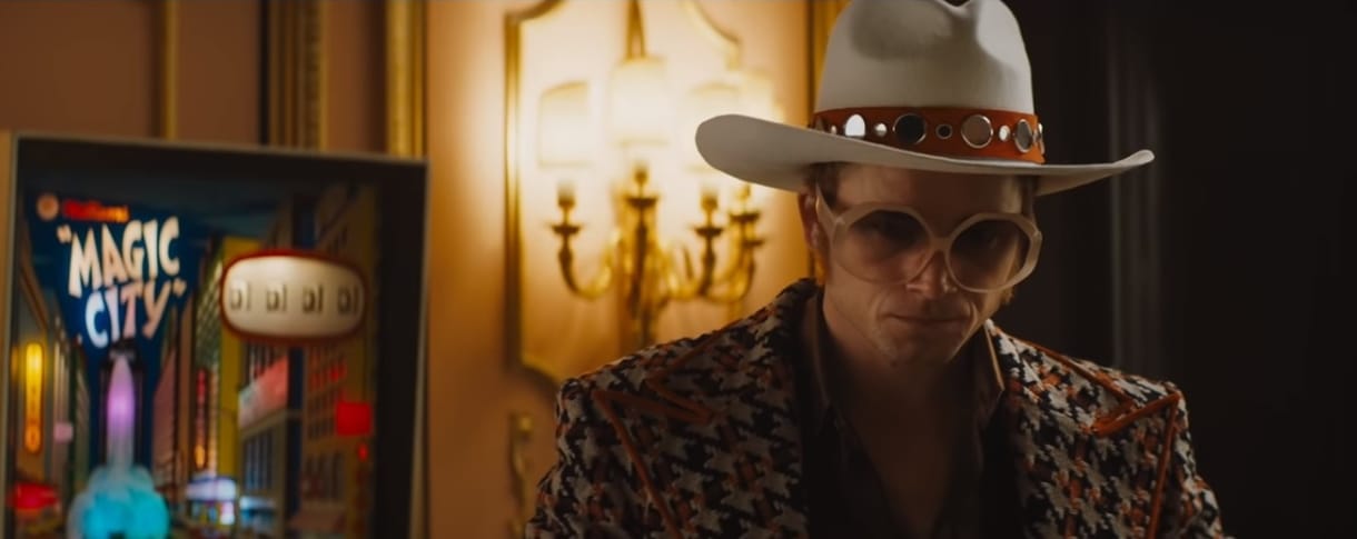 Bohém szemüvegek, elképesztő göncök, őrült 70-es évek – kijött Elton John életrajzi filmjének előzetese