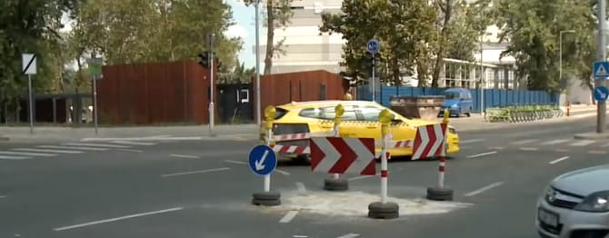 Egy férfi a Facebookon közvetíti egy kátyú mindennapjait
