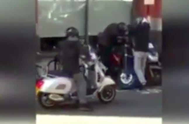 Fényes nappal, az utcáról lopták el a motort a tolvajok – videó