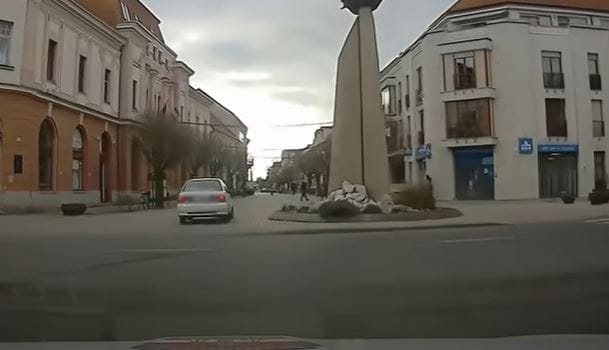 Menekülés közben még helyet is cserélt a sofőr és utasa Mohácson – videó