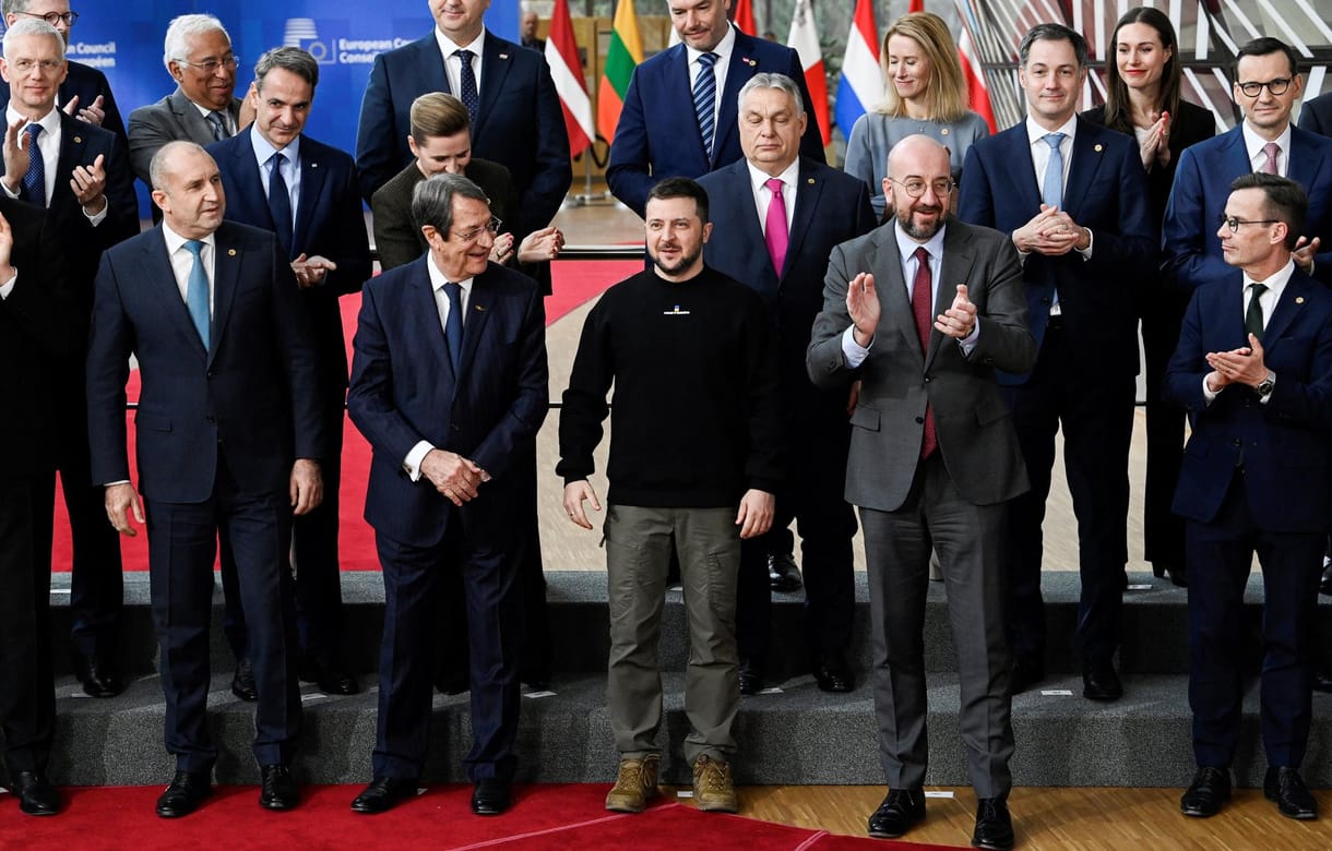 Orbán Viktor nem tapsolt Zelenszkij érkezésekor, és mintha a szemkontaktust is kerülné – videó