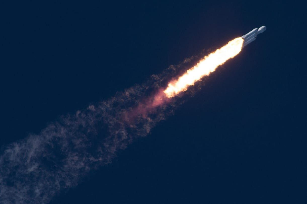 Pont ez hiányzott: megszólaltak a laposföld-hívők a SpaceX rakétakilövéséről