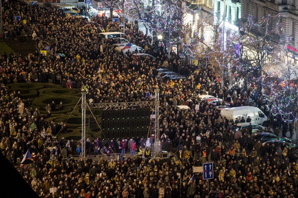 Tízezrek tüntettek Prágában a miniszterelnök lemondását követelve