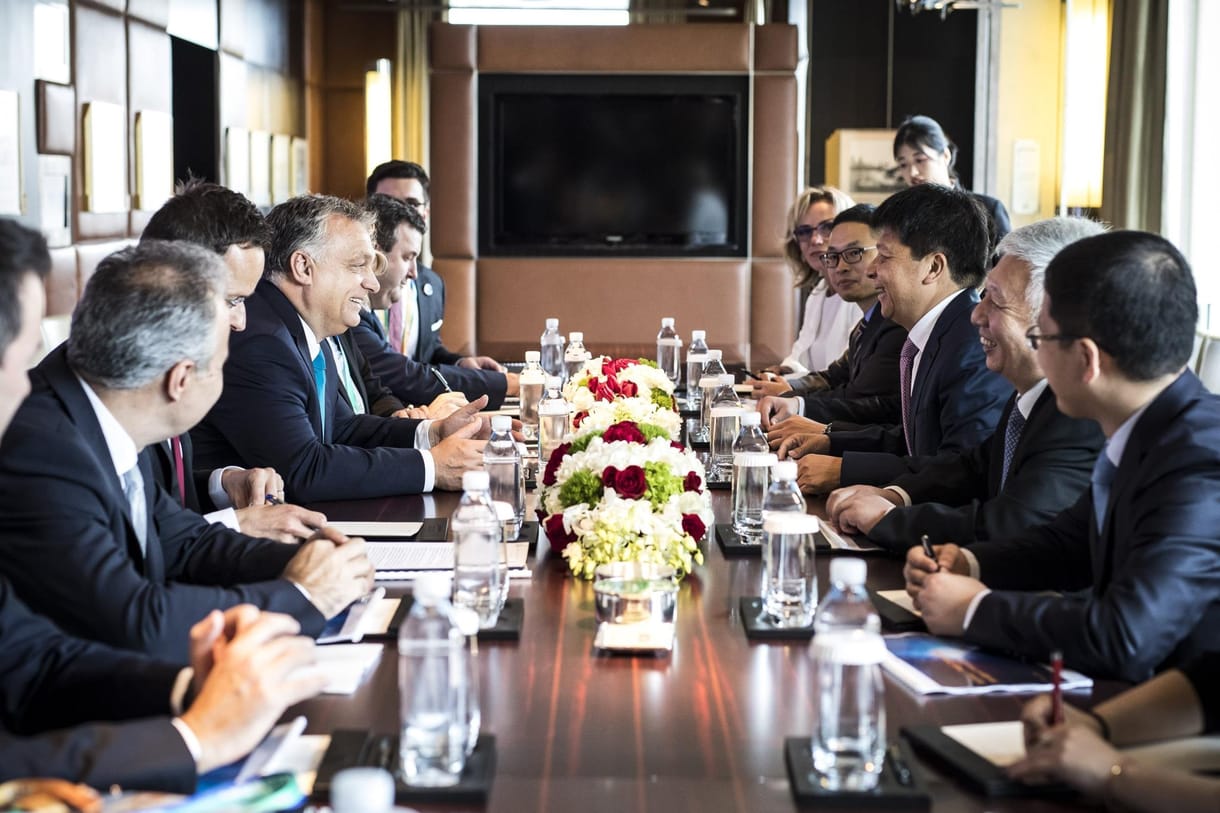 Orbánék a Huawei elnökével is leültek Sanghajban