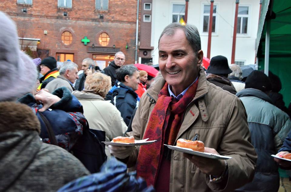 Almát osztogatott az időseknek a Fidesz miskolci jelöltje
