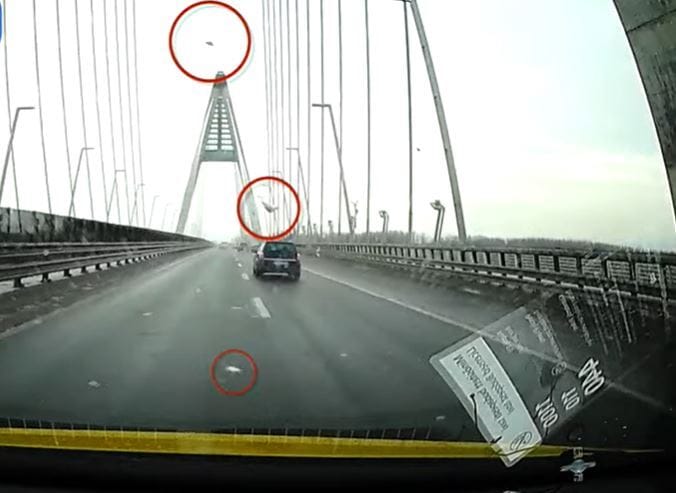 Jégtömbök hullottak a Megyeri hídról az autók közé, egy kocsi meg is sérült – videó