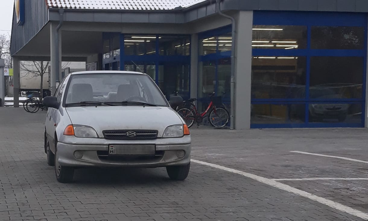 A nap fotója: Ismét egy suzukis és ismét a martfűi Lidlben parkolt érdekesen