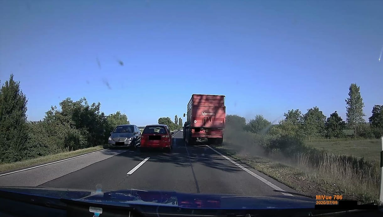 A rendőrök előtt kezdett életveszélyes előzésbe a Honda