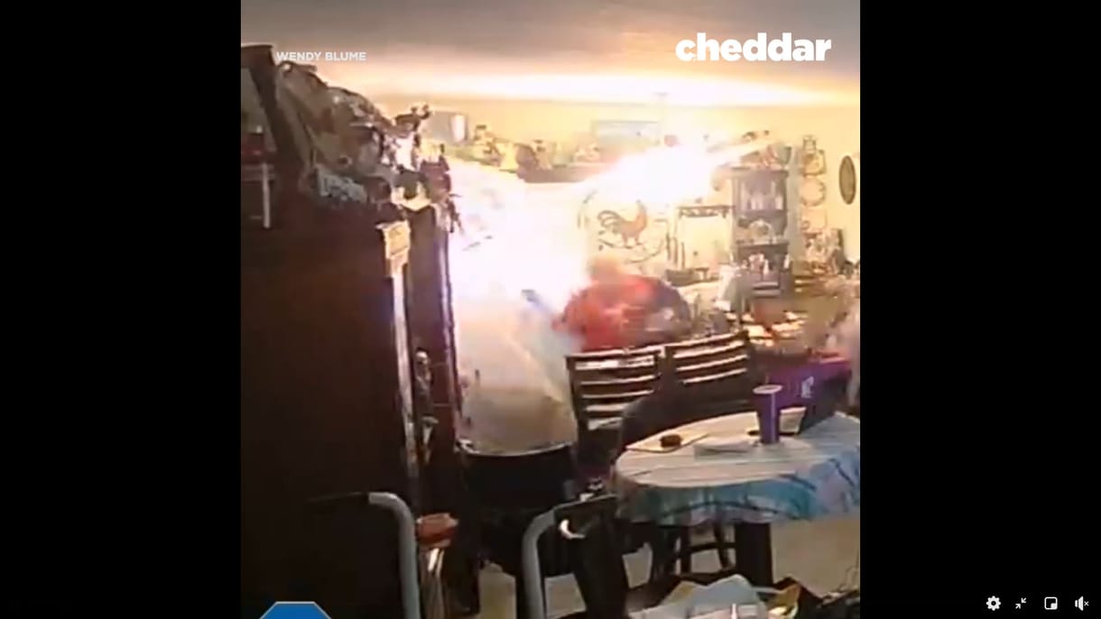 Ilyen, amikor valakit a nappalijában üt el egy autó - videó