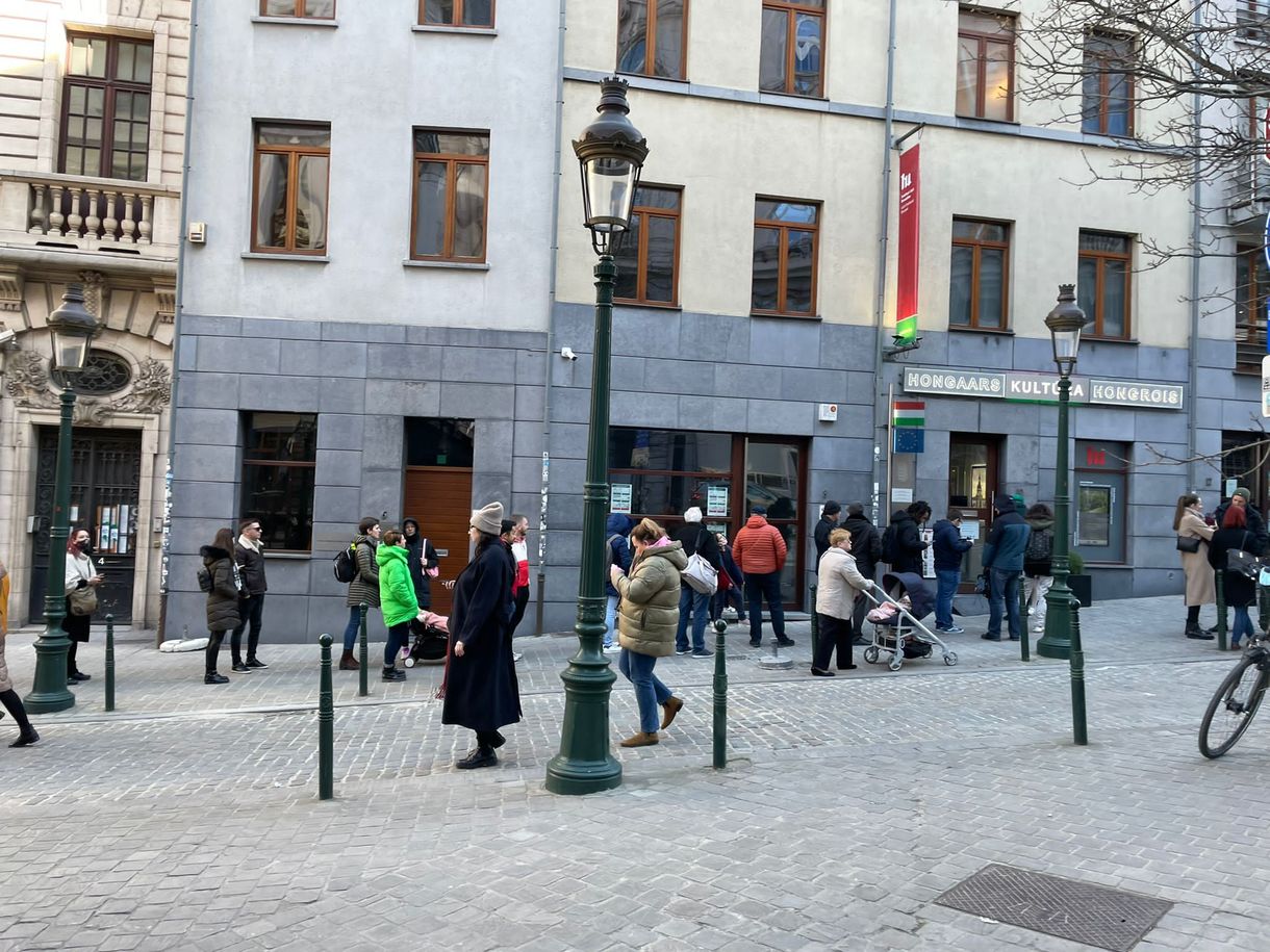 Több külföldi városban is hosszú sorban állással kell számolniuk a szavazni kívánóknak