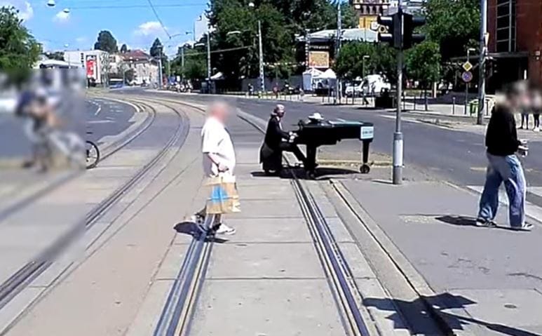 Guruló zongora hajtott át egy villamos előtt Budapesten – videó