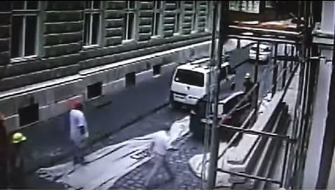 Videóval keresi a rendőrség Magyarország legbunkóbb autósát
