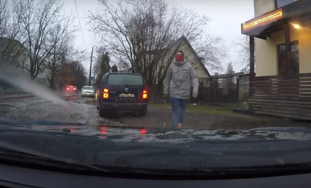Keménykedni akart az autós, de nagyon megalázó lett a végeredmény – videó