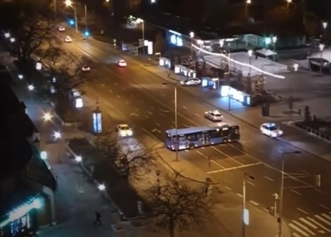 16 éves sofőrt üldöztek Budapesten, a száguldó nekiment két rendőrautónak, egy rendőrt elsodort