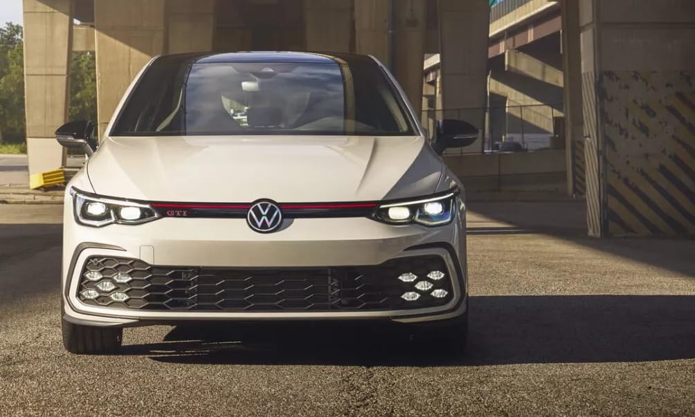 A kézi váltó hattyúdala: íme a vadonatúj VW Golf GTI 380