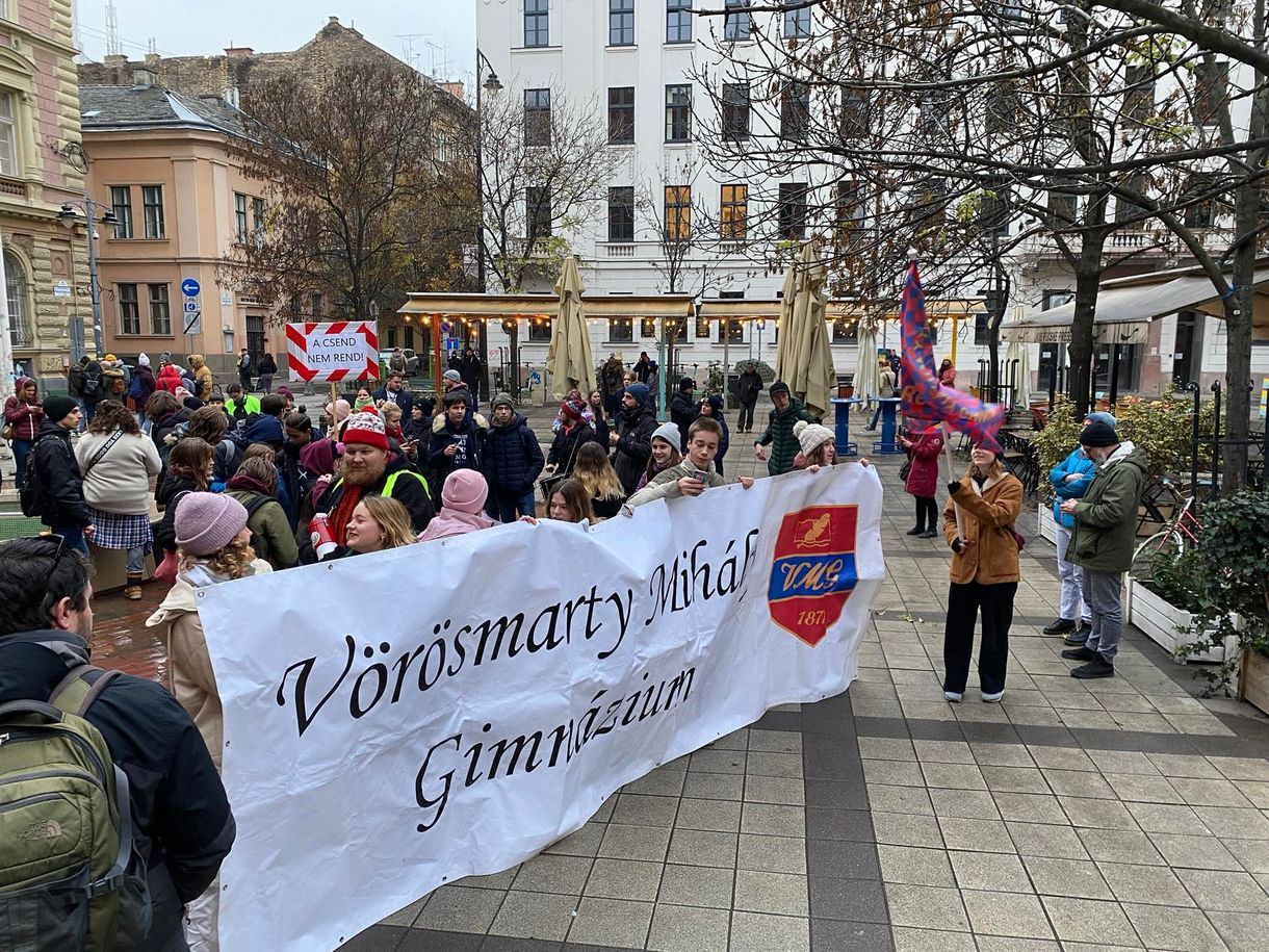 A Vörösmarty Mihály Gimnázium azzal kezdte a tanévet, hogy saját szellemi köztársaságot kiáltott ki