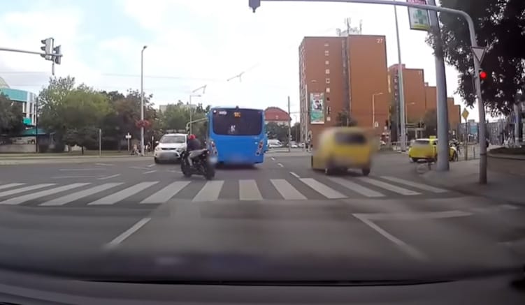 A sárgán akart figyelmetlenül átslisszolni egy motoros Kőbányán, súlyos leckét kapott