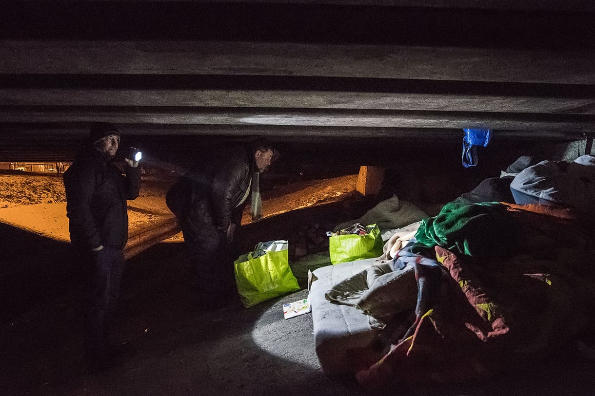 Extrém hideg: közterületi plakátcég segít a hajléktalanok tájékoztatásában