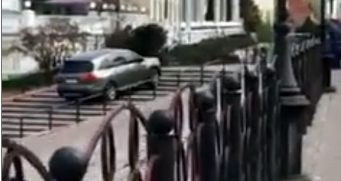 Videó: Mire való egy városi terepjáró, ha nem arra, hogy felmenjen a lépcsőn?