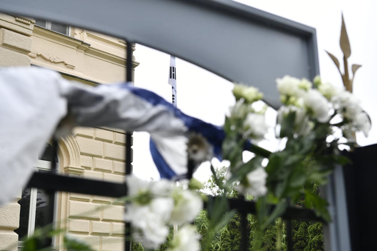 Dunai hajóbaleset: virágokat helyeztek el a dél-koreai nagykövetségnél
