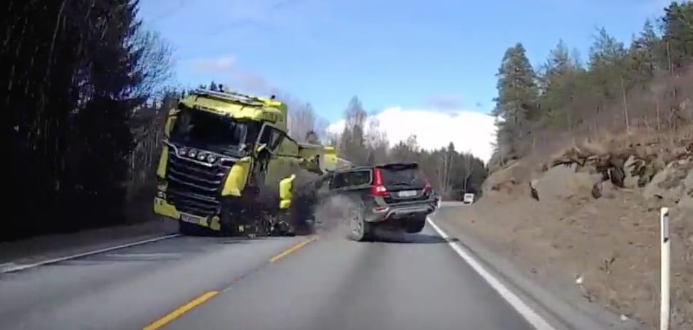 Szemből érkező kamionnal ütközött a Volvo, mégis megmenekült a sofőr – videó