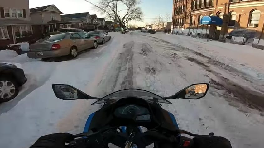 Videó: Ezért ne üljön senki télen motorra
