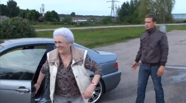 Így driftel(ne) a nagyi egy 340 lóerős BMW-vel - videó