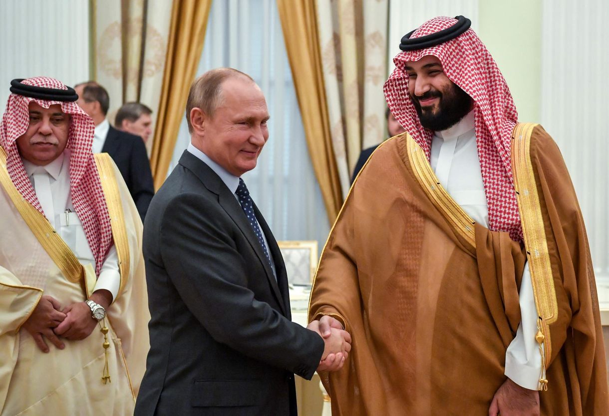 Mohamed és Putyin fityiszt mutatott Bidennek, és olajpaktumot kötött az USA ellen
